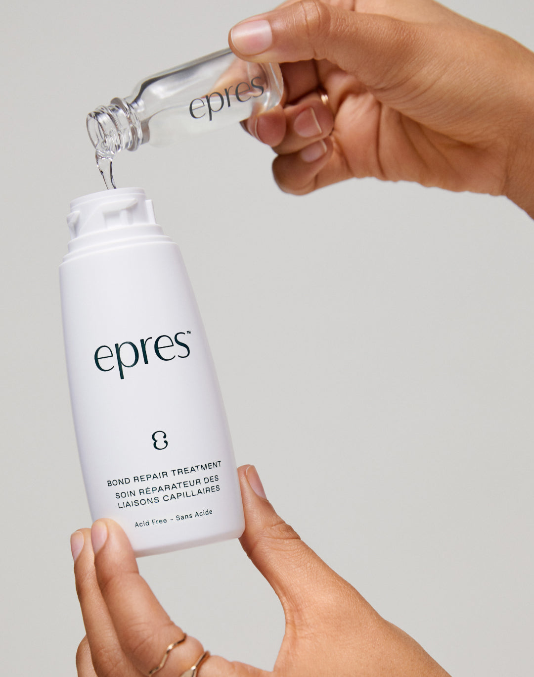 Preparazione di EPRES Bond Repair Treatment: versamento della fiala nel flacone spray